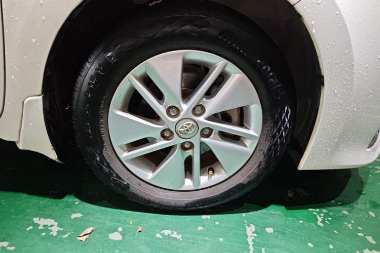 Used Toyota Corolla 2014 1.6L CVT GL-i Right Front Wheel Hub