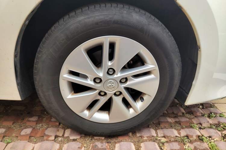 Used Toyota Corolla 2014 1.6L CVT GL Right Front Wheel Hub