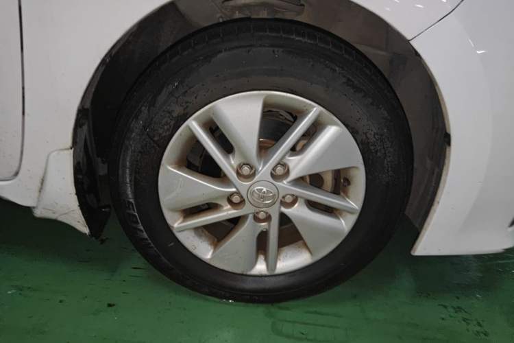 Used Toyota Corolla 2014 1.6L CVT GL Right Front Wheel Hub