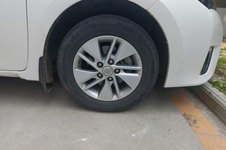 Used Toyota Corolla 2014 1.6L CVT GL Right Front Wheel Hub