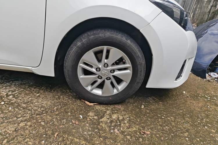 Used Toyota Corolla 2014 1.6L CVT GL Right Front Wheel Hub