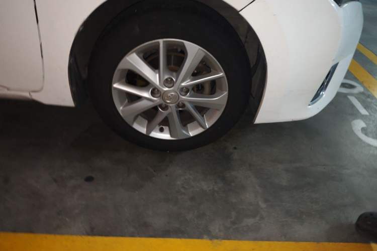 Used Toyota Corolla 2014 1.8L CVT GLX-i Right Front Wheel Hub