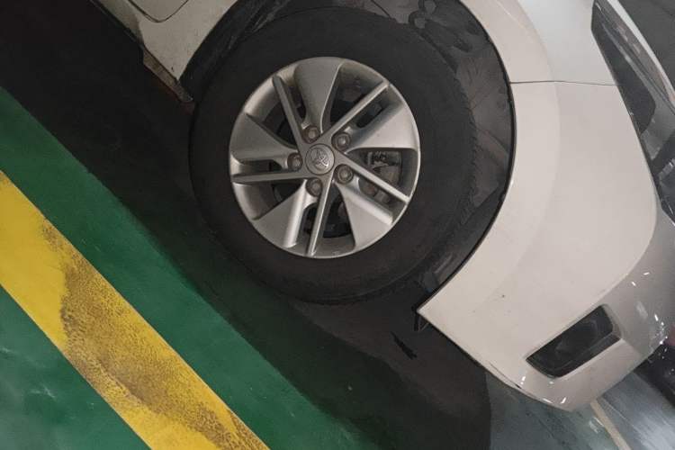 Used Toyota Corolla 2014 1.6L CVT GL Right Front Wheel Hub