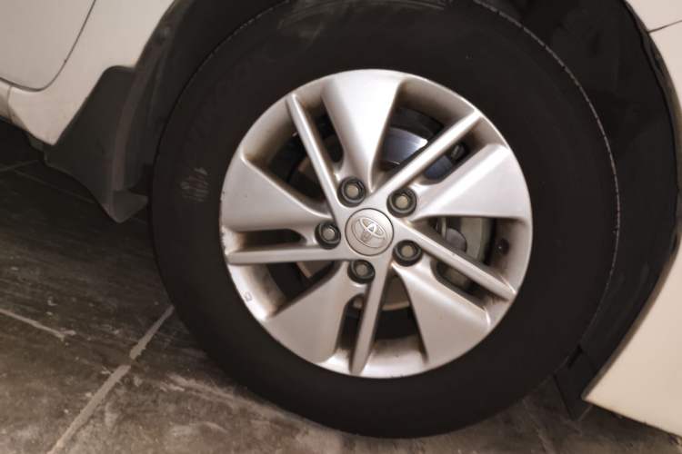 Used Toyota Corolla 2014 1.6L CVT GL Right Front Wheel Hub