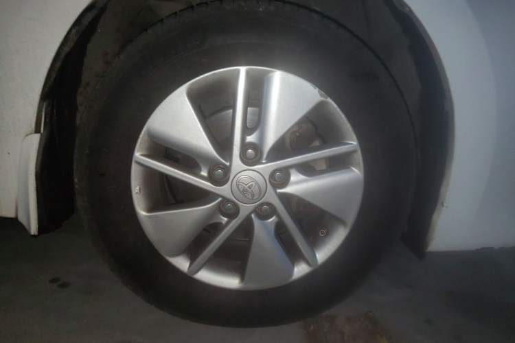 Used Toyota Corolla 2014 1.6L CVT GL Right Front Wheel Hub