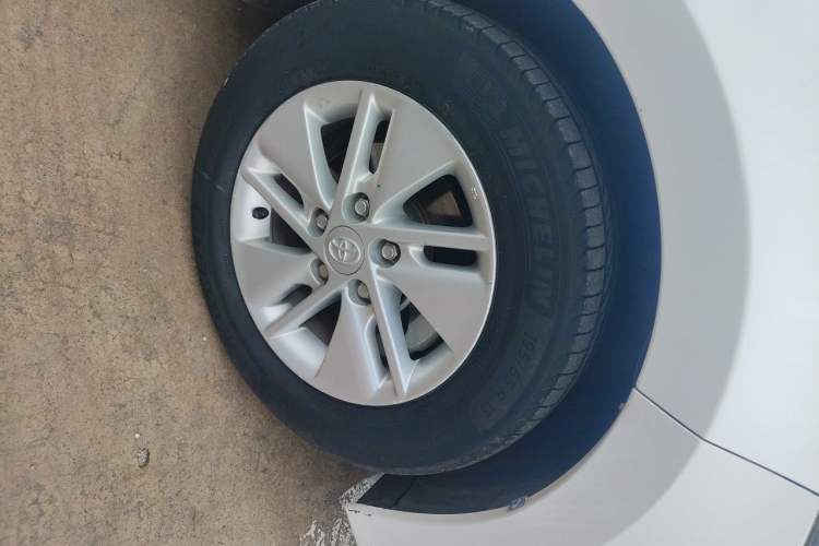Used Toyota Corolla 2014 1.6L CVT GL-i Right Front Wheel Hub