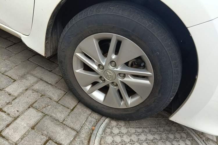 Used Toyota Corolla 2014 1.6L CVT GL Right Front Wheel Hub
