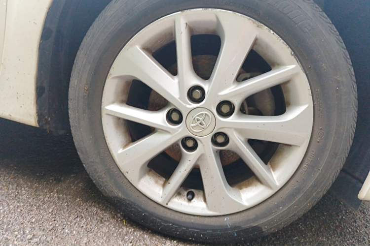 Used Toyota Corolla 2014 1.6L CVT GLX-i Right Front Wheel Hub