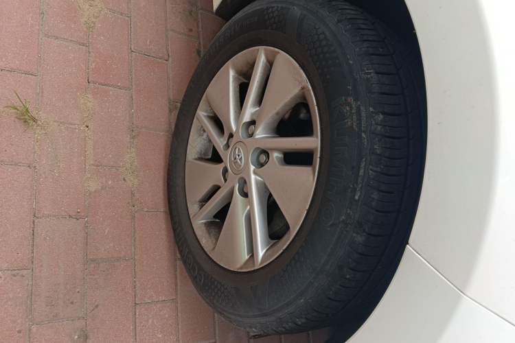 Used Toyota Corolla 2014 1.6L CVT GL Right Front Wheel Hub