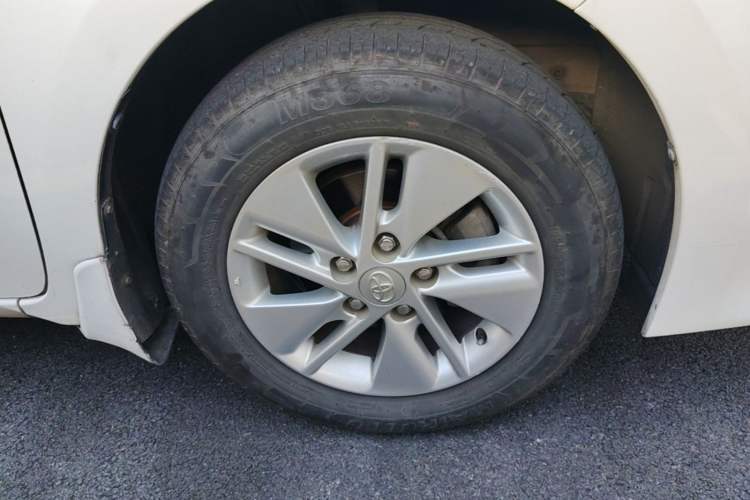 Used Toyota Corolla 2014 1.6L CVT GL Right Front Wheel Hub