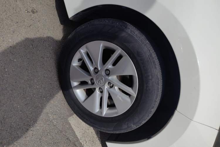 Used Toyota Corolla 2014 1.6L CVT GL Right Front Wheel Hub