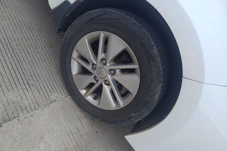 Used Toyota Corolla 2014 1.6L CVT GL Right Front Wheel Hub