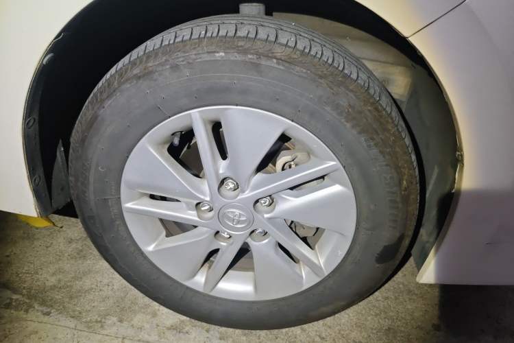 Used Toyota Corolla 2014 1.6L CVT GL Right Front Wheel Hub