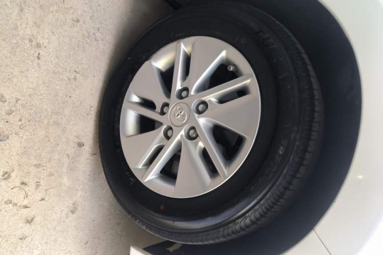 Used Toyota Corolla 2014 1.6L CVT GL-i Right Front Wheel Hub