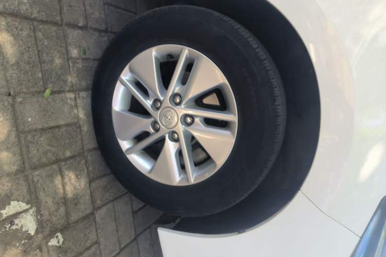Used Toyota Corolla 2014 1.6L CVT GL-i Right Front Wheel Hub