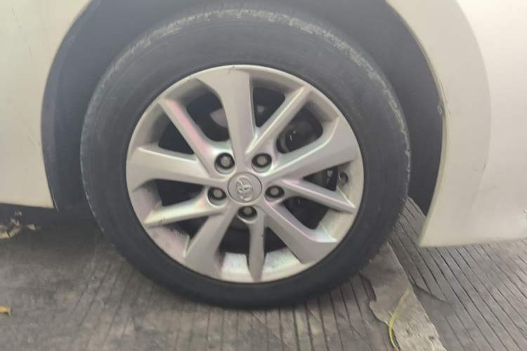 Used Toyota Corolla 2014 1.8L CVT GLX-i Right Front Wheel Hub