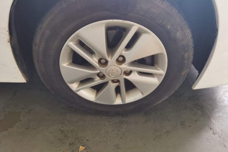 Used Toyota Corolla 2014 1.6L CVT GL Right Front Wheel Hub