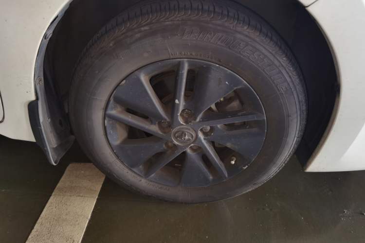 Used Toyota Corolla 2014 1.6L CVT GL Right Front Wheel Hub