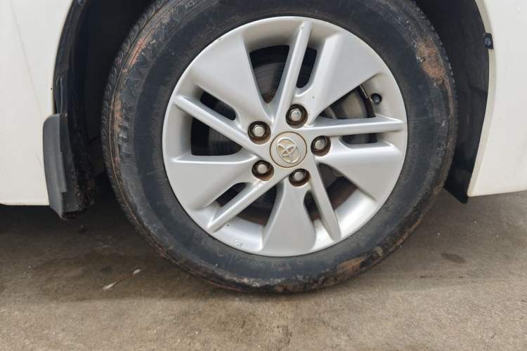 Used Toyota Corolla 2014 1.6L CVT GL Right Front Wheel Hub