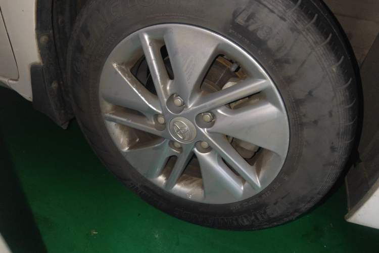 Used Toyota Corolla 2014 1.6L CVT GL-i Right Front Wheel Hub