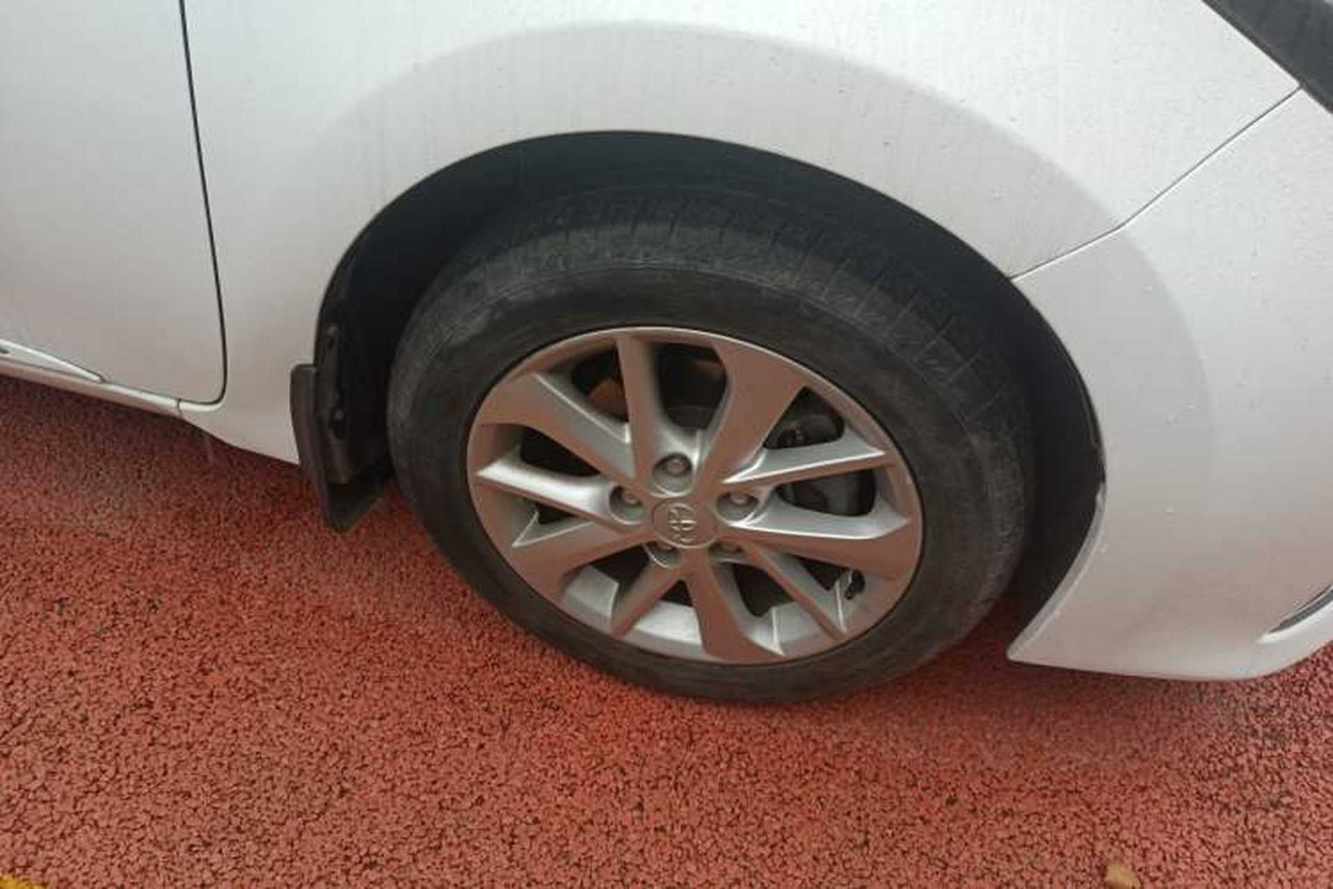 Used Toyota Corolla 2014 1.6L CVT GL-i Right Front Wheel Hub