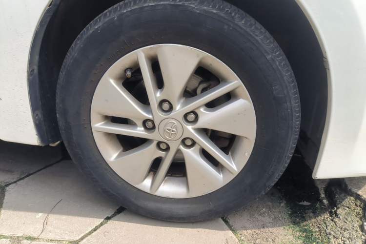 Used Toyota Corolla 2014 1.6L CVT GL Right Front Wheel Hub