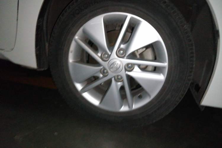 Used Toyota Corolla 2014 1.6L CVT GL-i Right Front Wheel Hub