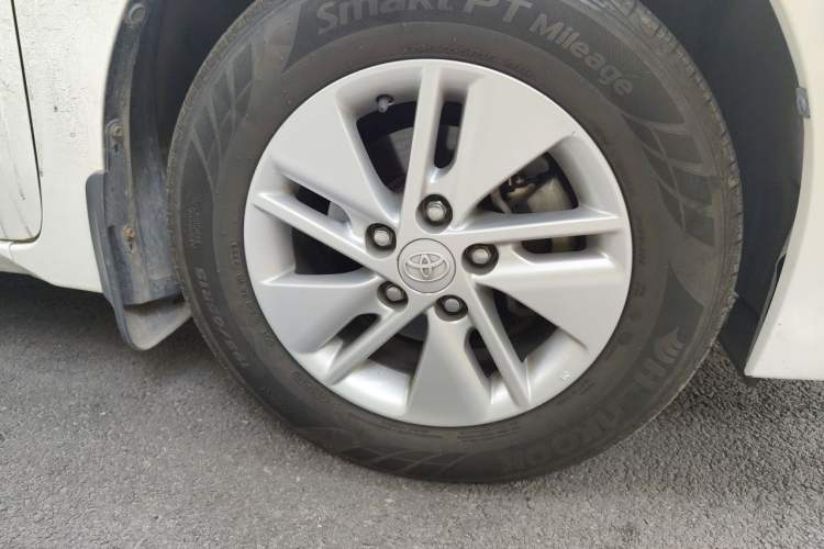 Used Toyota Corolla 2014 1.6L CVT GL Right Front Wheel Hub