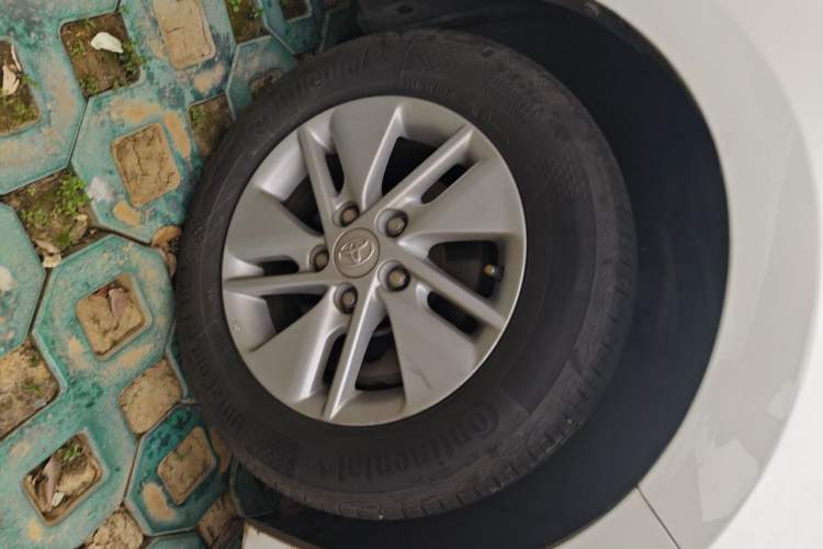 Used Toyota Corolla 2014 1.6L CVT GL Right Front Wheel Hub