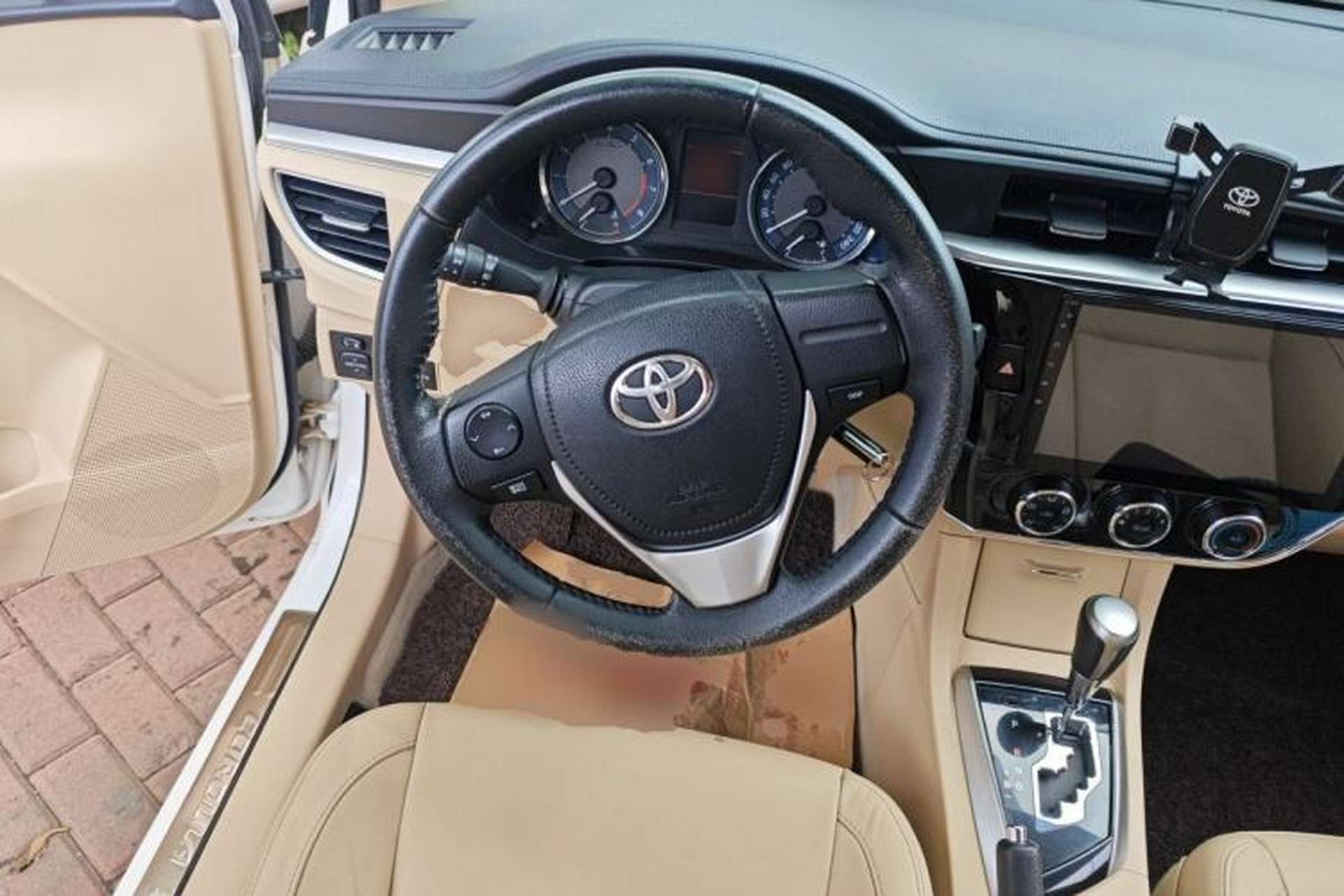 Used Toyota Corolla 2014 1.6L CVT GL-i Leather Edition Steering Wheel
