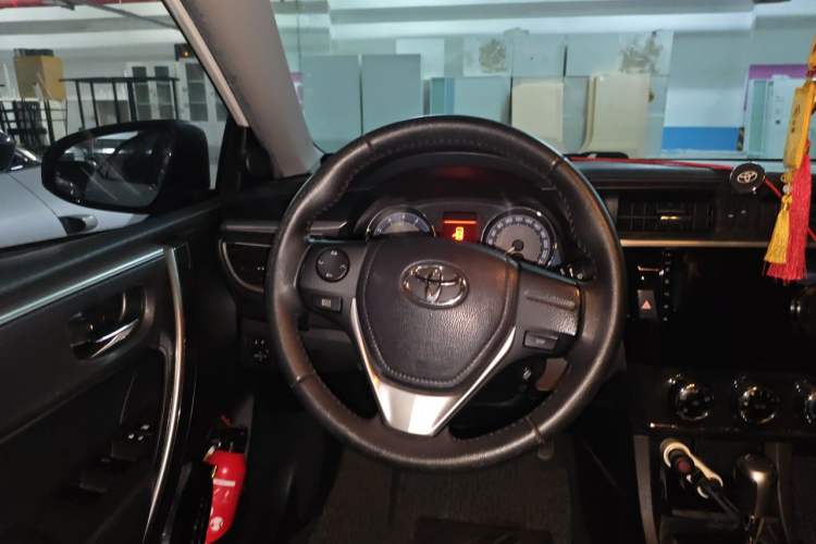 Used Toyota Corolla 2014 1.6L CVT GL-i Leather Edition Steering Wheel