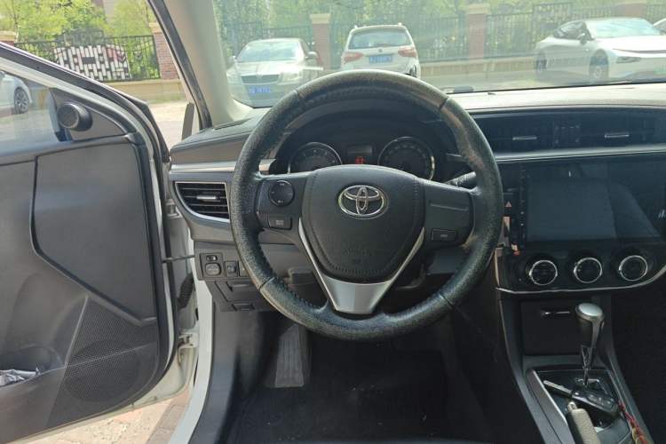 Used Toyota Corolla 2014 1.6L CVT GL-i Leather Edition Steering Wheel