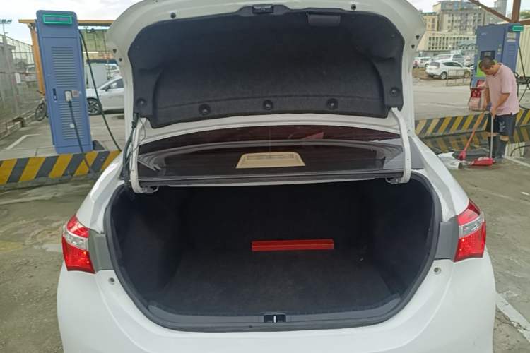 Used Toyota Corolla 2014 1.6L CVT GL Trunk