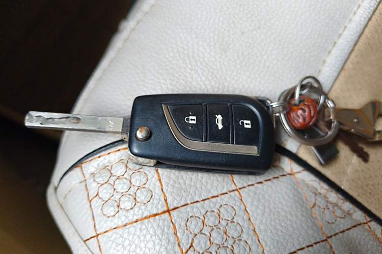 Used Toyota Corolla 2014 1.6L CVT GL-i Vehicle Key