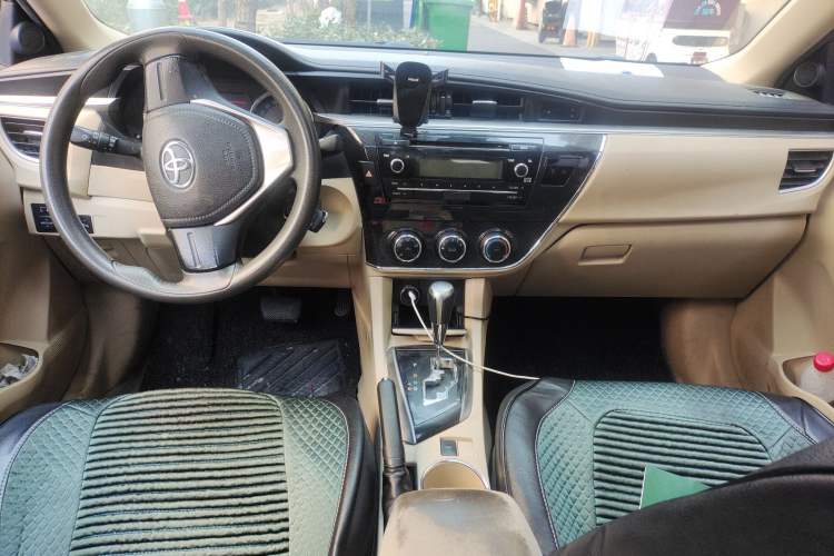 Used Toyota Corolla 2014 1.6L CVT GL-i Center Console