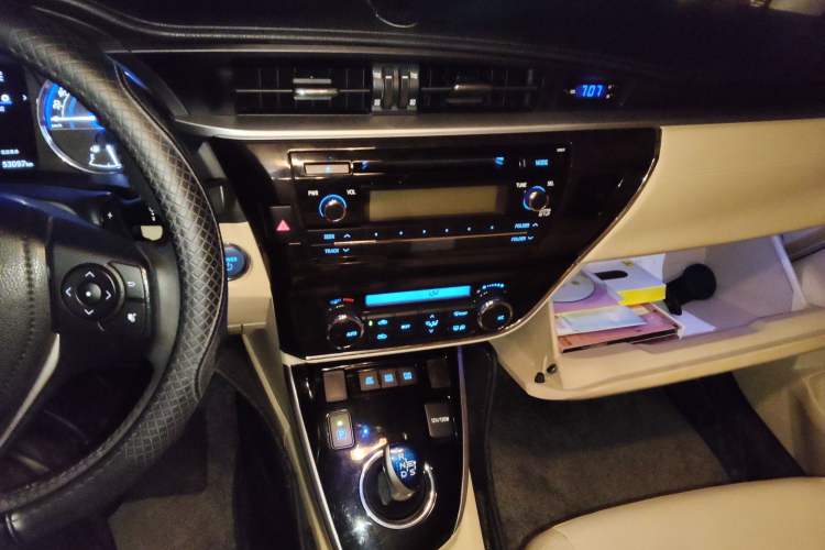 Used Toyota Corolla 2016 Dual-Engine 1.8L E-CVT Elite Edition Audio And AC Panel