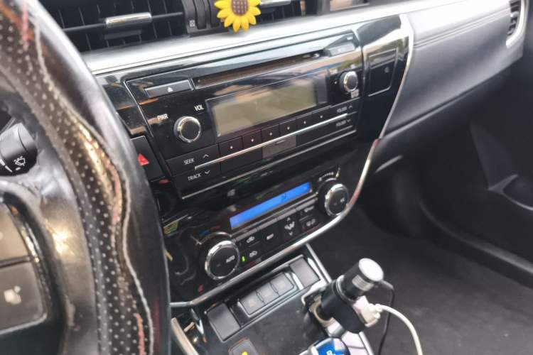 Used Toyota Corolla 2016 Dual-Engine 1.8L E-CVT Elite Edition Audio And AC Panel