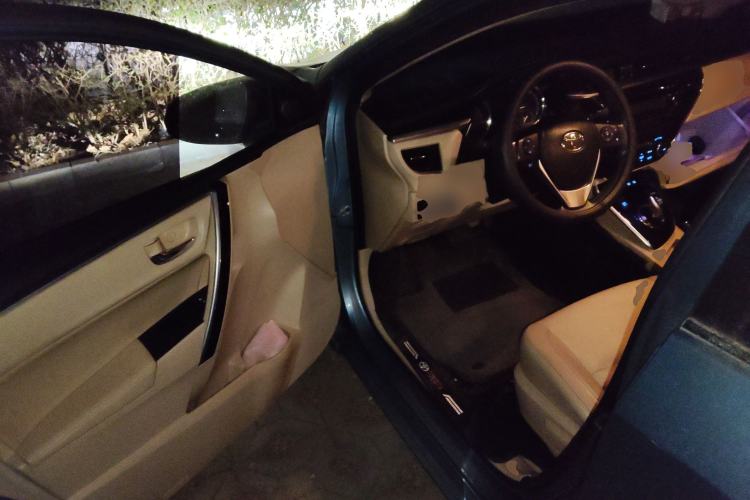 Used Toyota Corolla 2016 Dual-Engine 1.8L E-CVT Elite Edition Driver Seat
