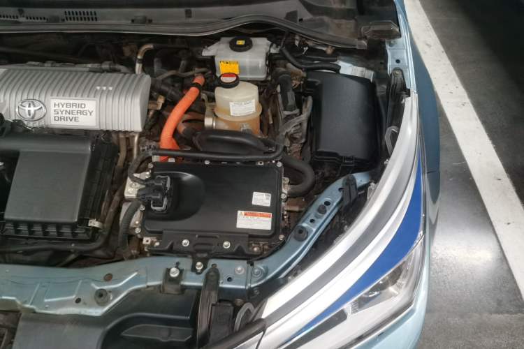 Used Toyota Corolla 2016 Dual-Engine 1.8L E-CVT Elite Edition Engine Bay Left