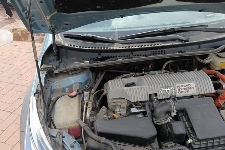 Used Toyota Corolla 2016 Dual-Engine 1.8L E-CVT Elite Edition Engine Bay Right