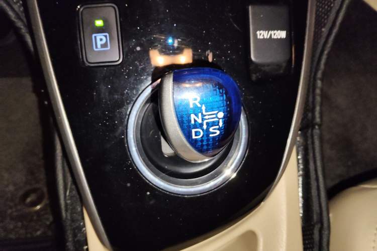 Used Toyota Corolla 2016 Dual-Engine 1.8L E-CVT Elite Edition Gear Lever
