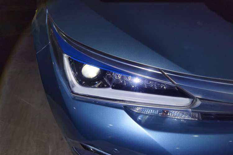 Used Toyota Corolla 2016 Dual-Engine 1.8L E-CVT Elite Edition Right Front Headlight