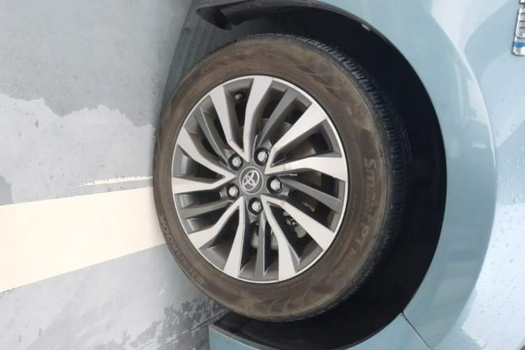 Used Toyota Corolla 2016 Dual-Engine 1.8L E-CVT Elite Edition Right Front Wheel Hub