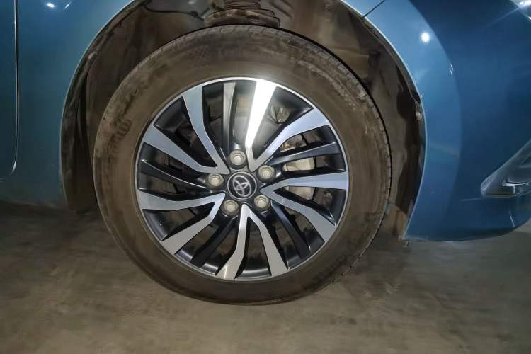 Used Toyota Corolla 2016 Dual-Engine 1.8L E-CVT Elite Edition Right Front Wheel Hub