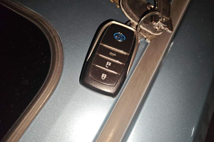 Used Toyota Corolla 2016 Dual-Engine 1.8L E-CVT Elite Edition Vehicle Key