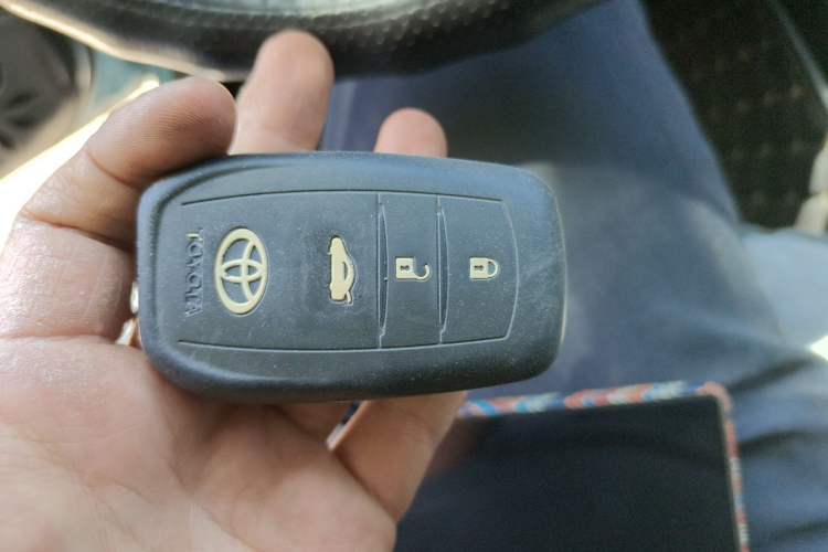 Used Toyota Corolla 2016 Dual-Engine 1.8L E-CVT Elite Edition Vehicle Key