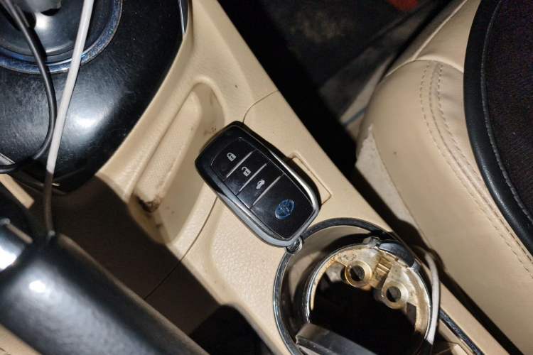 Used Toyota Corolla 2016 Dual-Engine 1.8L E-CVT Elite Edition Vehicle Key