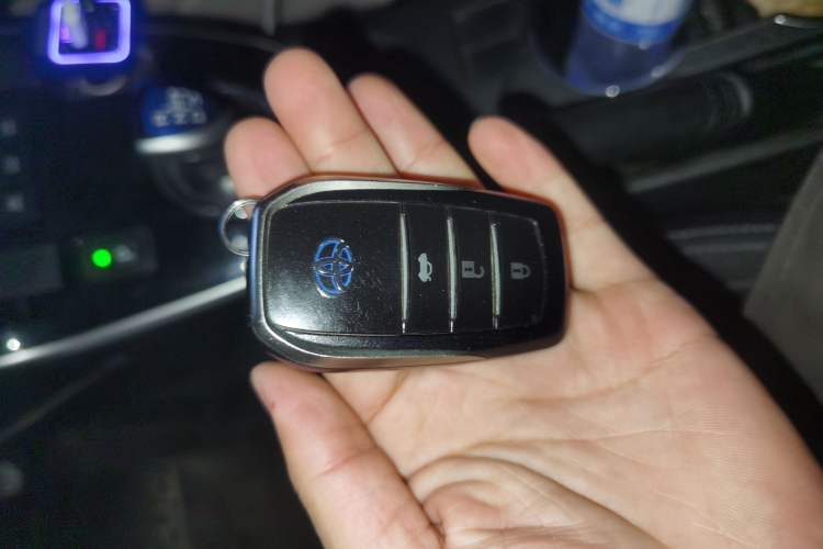 Used Toyota Corolla 2016 Dual-Engine 1.8L E-CVT Elite Edition Vehicle Key
