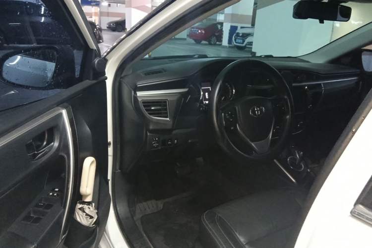 Used Toyota Corolla 2016 Dual-Engine 1.8L E-CVT Elite Edition Driver Seat