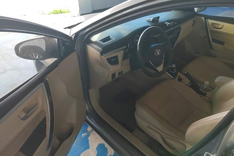 Used Toyota Corolla 2016 Dual-Engine 1.8L E-CVT Elite Edition Driver Seat